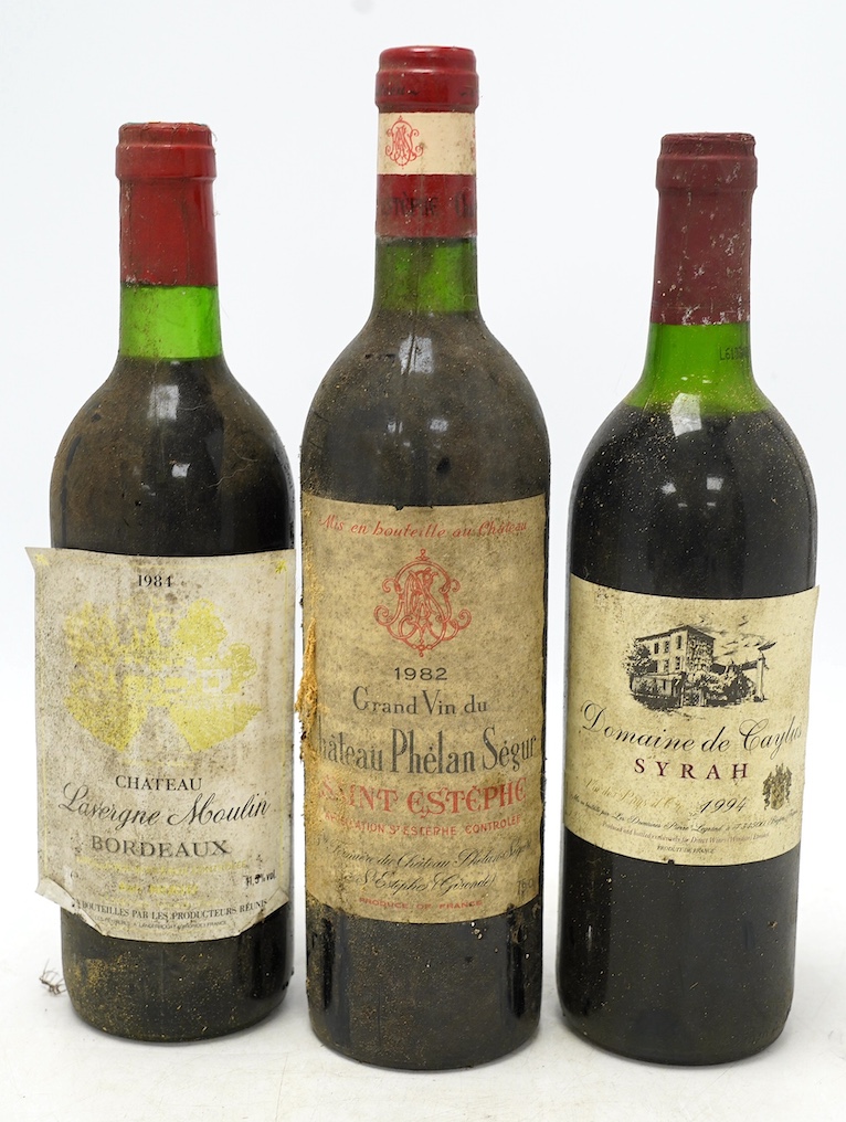 Fifteen various bottles of red wine to include Bourgogne Hautes Cotes de Beaune 1992, Castillo De Maluenda 1994, Hacienda San Carlos Cabernet Sauvignon & Malbec 1995 etc. Condition - externally poor, storage unknown